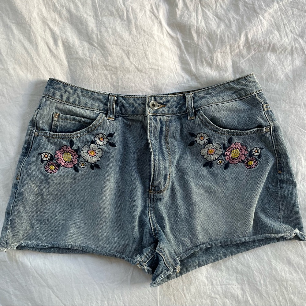 Vero Moda mom jean cotton shorts with floral embroidery size L